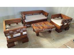 Model ini oke juga dengan konsep rumah kayu gaya modern. Kursi Tamu Minimalis Kayu Trembesi