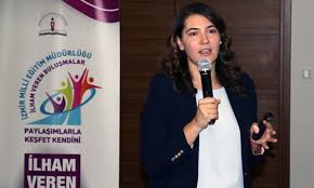 Abd De Calisan 33 Yasindaki Dr Gozde Durmus Kanseri Erken Ve Ucuz Teshis Edecek Medimagazin Saglik Haber Portali Saglik Personeli Yastiklar Gozler Egitim