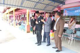 Setelah selesai berganti pakaian aku lantas keluar dan berdiri. Badan Disiplin Pengawas Smk Machang Indah Di Persada