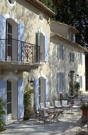 Couleurs Pour La Facade De La Maison Du Lac De Les Platanes Luberon French Country House French House House Exterior