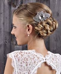 Das bild der braut macht es einzigartig, nicht nur das verliebte aussehen des bräutigams und das schneeweiße hochzeitskleid. Brauthaarschmuck Online Kaufen Bei Celebride Ch