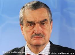 Karel schwarzenberg is the prince of schwarzenberg, duke of krumlov, former first deputy prime minister and minister of foreign affairs of the czech republic and honorary chairman of top 09 party. Journal Interview Mit Karel Schwarzenberg Aussenminister Tschechien Interview Dw 13 12 2008