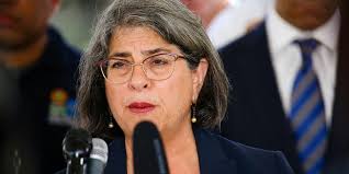¿Quién es Daniella Levine Cava, la alcaldesa que responde por el colapso  del edificio en Miami?