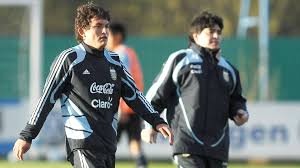 El delantero retornó a simoca luego de la histórico consagración con colón, fue recibido como un héroe y protagonizó un sentido saludo con su mamá, como aquella vez en 2009, cuando ascendió con atlético tucumán. Pulga Rodriguez Retrato De Un Goleador Humilde Sus Dias Como Albanil El Abandono En Rumania Y Su Asombro Cuando Lo Citaron A La Seleccion Infobae