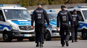 Nach der explosion in einer müllverbrennungsanlage in leverkusen will die polizei morgen mit untersuchungen am unglücksort beginnen. Polizei In Alarmbereitschaft Neue Clan Beerdigung In Leverkusen Nach Tod Von Oli Goman