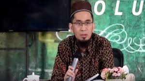 Ustadz adi hidayat menikah dengan shufairok atau dikenal dengan panggilan mbak iir, asli lasem rembang dan memiliki 3 orang anak. Kisah Romansa Ustadz Adi Hidayat Yang Harus Menunggu 7 Tahun Untuk Menikahi Istrinya Warta Kota