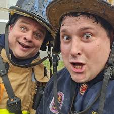 Day a in my life 😭 Please any idea of how to cool my hands 😭,my hands are 