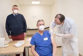 Personen, die als erste dosis. Erste Impfungen Von Krankenhaus Mitarbeitern Im Hochstift Radio Hochstift