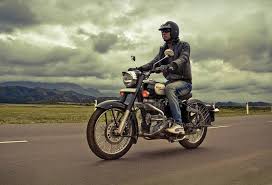 The royal enfield classic is therefore a compact and deliciously vintage machine, whether in its painted or chrome version. Royal Enfield Introduces Gunmetal Grey Classic 350 Stealth Black Classic 500