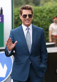 A helicopter carrying tom cruise landed in a family's garden in warwickshire because the local airport in coventry was closed. Jimmy Carr Und Rob Brydon Fuhren Die Hauptdarsteller Beim Finale Der Herren In Wimbledon Wahrend Tom Cruise Fur Ein Spannendes Match Zuruckkehrt Aktuelle Boulevard Nachrichten Und Fotogalerien Zu Stars Sternchen