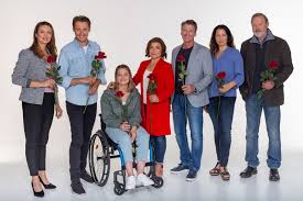 5 rote rosen, 3 weiße matiola, 4 rosa lilien. Rote Rosen Das Sind Die Darsteller Der Ersten Stunde