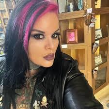 Lori Messenger's Instagram, Twitter & Facebook