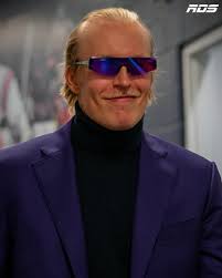 Patrik Laine ; pas juste un sniper, une carte de mode! 🤩👔 (📸: NHL,  Columbus Blue Jackets & Winnipeg Jets)