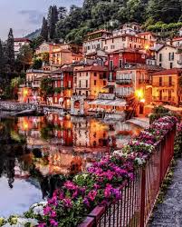 At The Varenna Lake In Como Italy Italien Urlaub Ferienhaus Italien Italien Reisen