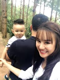 Còn như tin đồn thì là ông chồng chịch nhoe. Hot Ong Xa Bi áº©n Cá»§a Ca SÄ© Vy Oanh Láº§n Ä'áº§u Lá»™ Diá»‡n Cung Con Trai