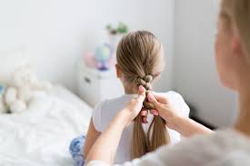 Un petit ange mignon avec des tresses et ruban bleu. Coiffure Petite Fille 10 Coiffures Express Parents Fr