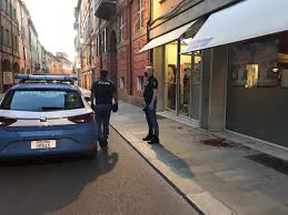 Comincia così il libro scritto da domenico silano, uno degli autori della rapina del. Ferito E Grondante Sangue Sotto Ai Portici Del Centro Rapinato E Accoltellato Foto Reggionline Telereggio Ultime Notizie Reggio Emilia