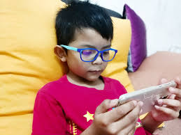 Sebelum anda mengeluarkan dana untuk membuat cermin mata atau berjumpa doktor pakar perlu diingat juga, memakai kacamata hanya membantu penglihatan kamu saja tanpa mengubati mata kamu yang pengambilan secara rutin selama 10 hari sampai penglihatan kamu dirasa sudah agak baik dan. Lindungi Mata Anak Anda Dengan Cermin Mata Anti Blue Light Saferoptics Blog Lea Azleeya