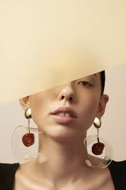 moderne statement ohrringe gold rot steine durchsichtig kunststoff fashion style models jewelry editorial jewelry photoshoot photo jewelry