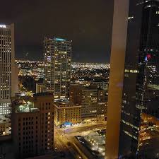 No Podria Irme De Phoenixarizona Sin Ver Mas De La Ciudad A Falta De Carro Y Tiempo Vine A Cenar Al Restaurante G Empire State Building Empire State Landmarks