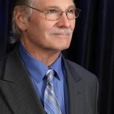 How do brass players interpret house-top accents and staccato notes?