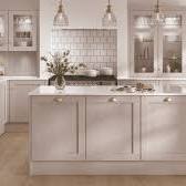 Traditional Solid Wood Kitchen Cabinet from www.howdens.com