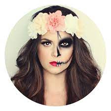 Une idée de maquillage halloween femme qui frappe en faisant la distinction entre le visage et le crâne. Maquillage Halloween Moitie Belle Moitie Squelette Look Du Jour Mode Coiffure Maquillag Maquillage Tete De Mort Maquillage Squelette Maquillage Halloween