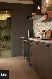 haal buiten naar binnen volledig volgens de trend natural green is deze klassieke keller keuken samengesteld uit donker keukenstijl klassieke keuken keukens