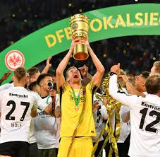 Feiert neuer heute sein comeback? Pokalfinale Lukas Hradecky Der Grandiose Abgang Von Eintrachts Torwart Titan Welt