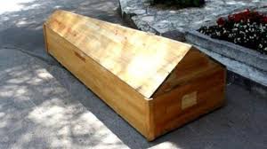 Rüyada yeşil tabut örtüsü görmek rüya sahibinin az bir sürede ferahlığa kavuşacağına, bir sebeple. Ruyada Tabut Gormek Ne Anlama Gelir Takvim