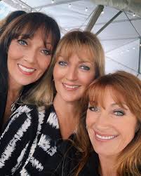 Sister selfie! 😃🤳🏻 I love these two beautiful, strong, and incredible  women! 💕