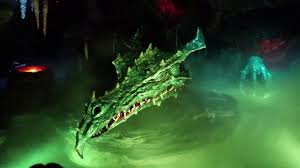 Jadis maître des cieux, le dragon vaincu vit désormais enchaîné entre des rochers déchiquetés. La Taniere Du Dragon Dragon S Lair Disneyland Paris Youtube