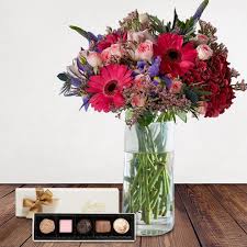 Flower decorations creative flower arrangements preserved roses flowers flower boxes flower images flower aesthetic hipster wedding inspiration how to. Order Send Parisian Hatbox Flowers Online Bloom Magic