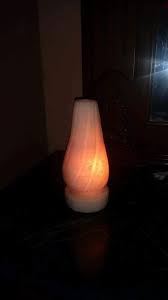 مصباح ملح صخرى على شكل قنديل هاندميد فضلا عن شكلها الرائع الذي يصلح كقطعة ديكور مميزة للزينة تحسن الأجواء المحيطة وتضفي ع Edison Light Bulbs Light Bulb Lamp