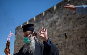 In biserica, slujitorii, in frunte cu patriarhul, se opresc in fata sfantului mormant pecetluit. Lumina SfantÄƒ De La Ierusalim AdusÄƒ In Romania Europa Fm