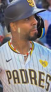 Heilbrunn] La collana che Xander Bogaerts ha indossato è stata realizzata  dalla figlia del preparatore dei #Padres Ricky Huerta, Juliana, che ha 13  anni e sta cercando di raccogliere fondi per il