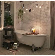 The Hanging Lights Above The Bath Create A Relaxing And Calm Environment Exactly The Diseno De Interiores De Bano Decoracion De Interiores Interiores De Casa