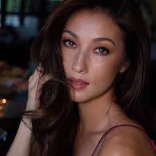 I started out in fashion design and makeup artistry, but one thing lead to another, and now you can find me in soap operas and movies. Solenn Heussaff Certifiedsolenn Twitter
