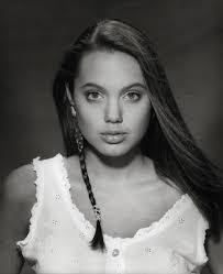 Fotos sensuais de Angelina Jolie aos 15 anos vão para leilão