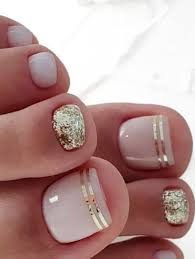 Las uñas blancas en los pies deben ser la base para la mayoría de diseños, ya que hasta las pinturas mas especializadas se retraen en base a estos colores neutros. 15 Lindas Ideas Para Llevar Unas Unas Bonitas De Los Pies