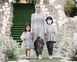 Kebaya tunangan full payet buat tampilan lesty kejora perfek. Adu Gaya Lesti Kejora Vs Dinda Hauw Dalam Baju Lamaran Senada