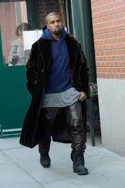 Per tmz, kanye west and irina shayk were spotted on june 8 walking together around a luxury boutique hotel, and they reportedly looked like an item. Diese 5 Moderegeln Stecken Hinter Dem Style Von Kanye West Gq Germany