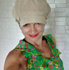 Na fria madrugada de uma manhã europeia durante a Segunda Guerra Mundial,  um soldado alemão permanece imóvel junto ao muro de um pátio em ruínas. Seu  uniforme — antes um símbolo de