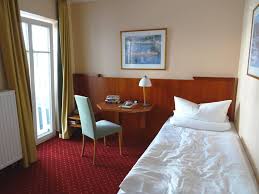 Übernachten sie zu zweit, empfiehlt sich ein doppelbett. Schmales Bett An Wand Nachttisch Li Neben Konsole Loev Rugen Binz Auf Rugen Holidaycheck Mecklenburg Vorpommern Deutschland