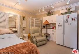 She jokes that she spent millions making it look like she spent $50, writes courtney campbell. Dolly Parton Puts Her Bizarre 1 4 Million Californian Home On The Market And It Has To Be Seen To Be Believed Daily Mail Online