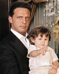 Miguel, hijo del cantante, entra a la adolescencia en este 2020 y lo vemos más grande que nunca a través de unas fotos que compartió su mamá. La Verdadera Historia De Los Hijos De Luis Miguel El Cantante No Los Visita Ni Saluda Por Su Cumpleanos Para Ti