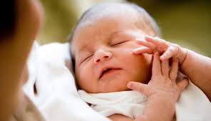 Unter einer sturzgeburt versteht man einen geburtsvorgang, der vom einsetzten der ersten wehen bis zur geburt des kindes weniger als zwei stunden dauert. Sturzgeburt Wenn Das Baby Nicht Aufgefangen Werden Kann