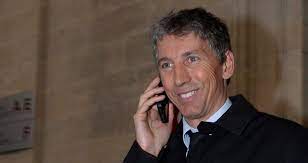 Las, je ne me sens ni les épaules ni la céphalée pour te donner le change, alors je clos si tu me le permets cet échange qui laissera indubitablement béate la dite smalla. Comment Stephane Courbit Est Passe De Stagiaire Chez Christophe Dechavanne A Premier Producteur Tele Au Monde
