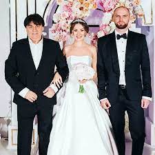 Я люблю тебя до слез, мадонна, ты меня любишь и еще 87 песен. Aleksandr Serov Podaril Docheri I Zyatyu Osobnyak Po Sosedstvu So Svoim Domom Vokrug Tv