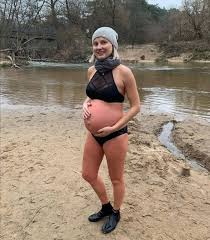 Joanna moro postanowiła wyjść na przeciw oczekiwaniom instagramowych obserwatorów i opowiedzieć o. Ciezarna Joanna Moro Morsuje W Lodowatej Wodzie Internauci Komentuja To Chore Wideoportal Tv Plotki Gwiazdy Komentarze Wideoportal Tv